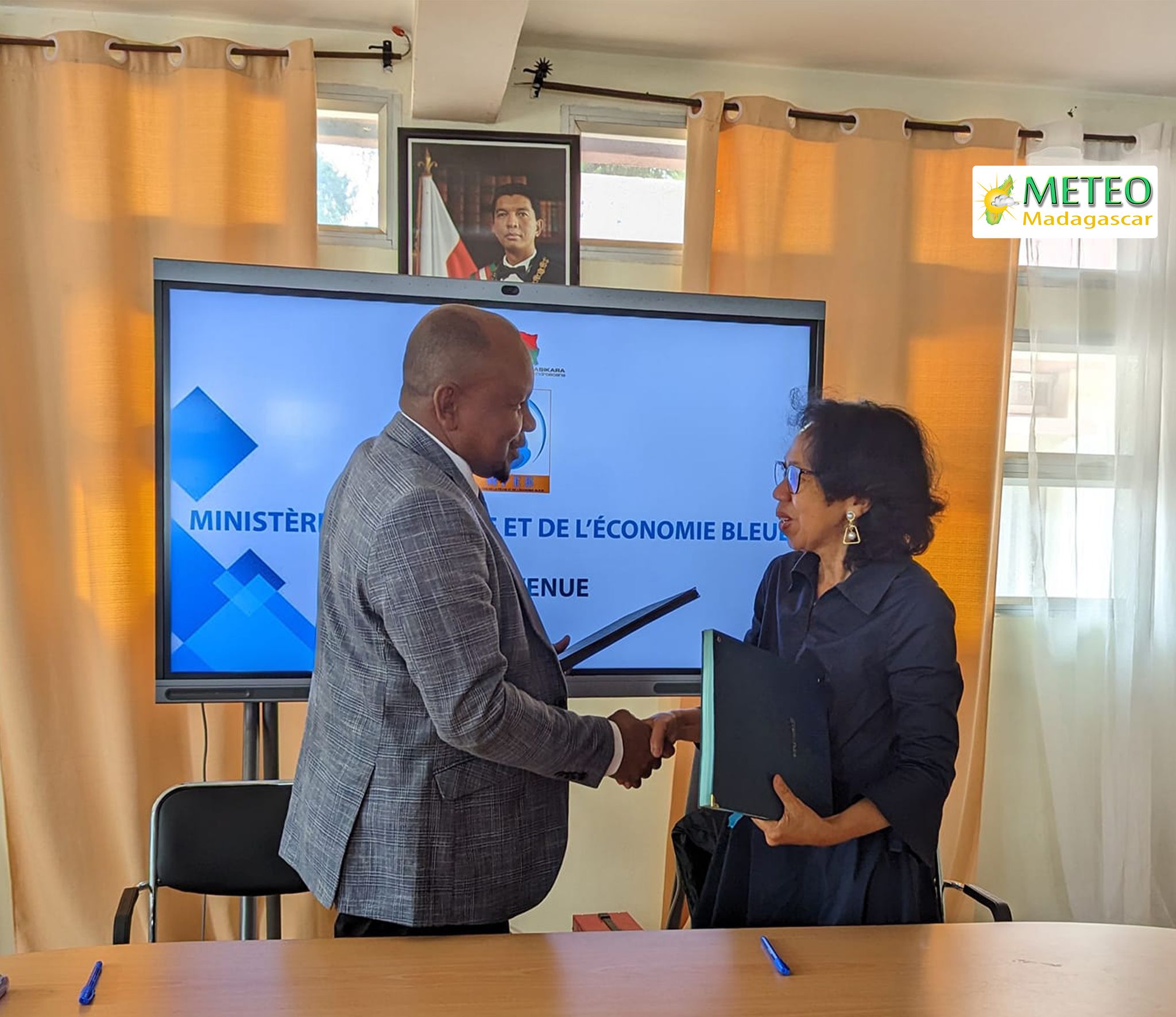 26 Janvier 2023 | Signature de la convention entre le Ministère de la Pêche et de l'Economie Bleue et La Direction Générale de la Météorologie du Ministère des Transports et de la Météorologie 26 Janvier 2023 | Signature de la convention entre le Ministère de la Pêche et de l'Economie Bleue et La Direction Générale de la Météorologie du Ministère des Transports et de la Météorologie