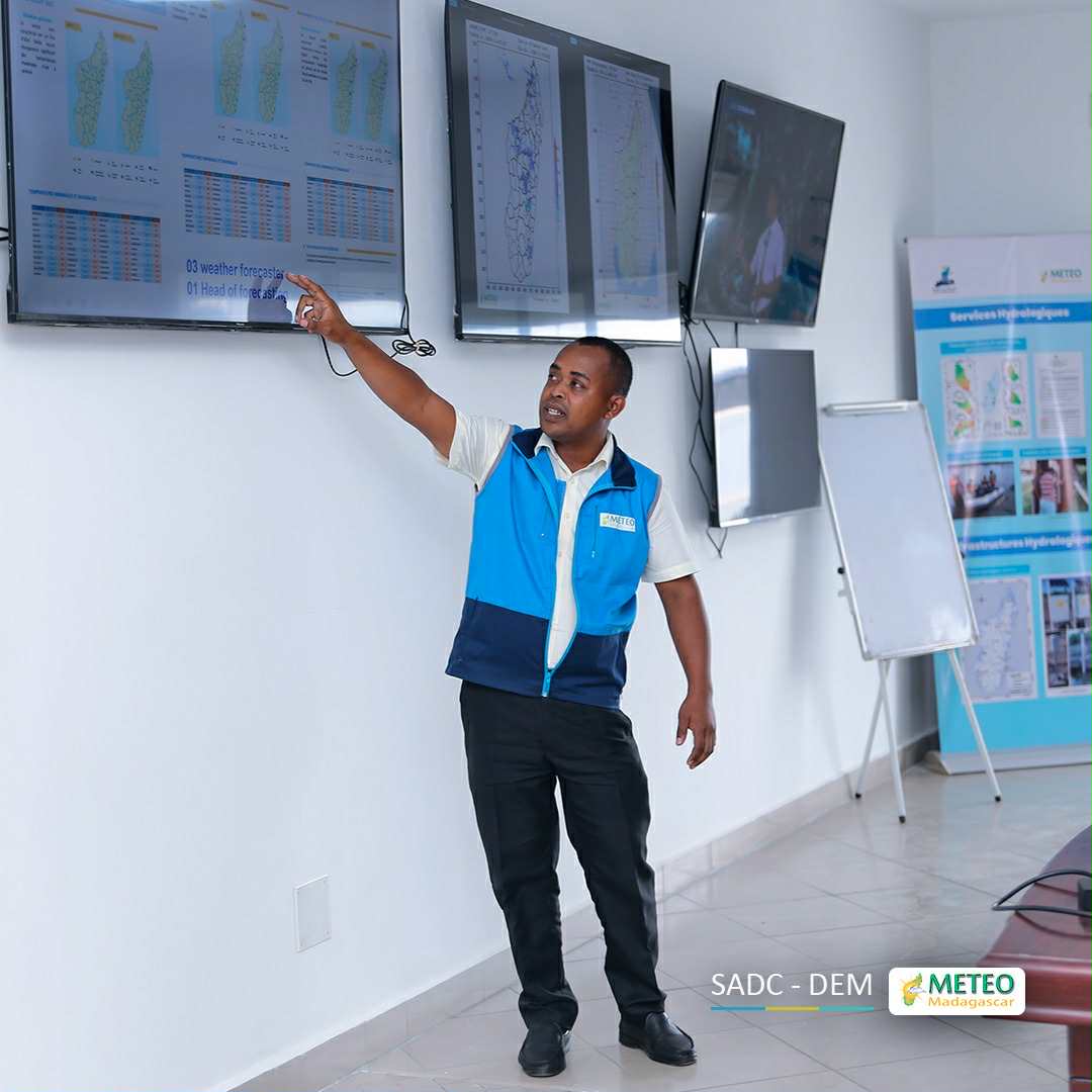 Visite de la délégation des pays membre de la SADC au Centre Opérationnel de Prévisions Hydrométéorologiques, Ampasapito |27 Novembre 2025 Visite de la délégation des pays membre de la SADC au Centre Opérationnel de Prévisions Hydrométéorologiques, Ampasapito |27 Novembre 2025